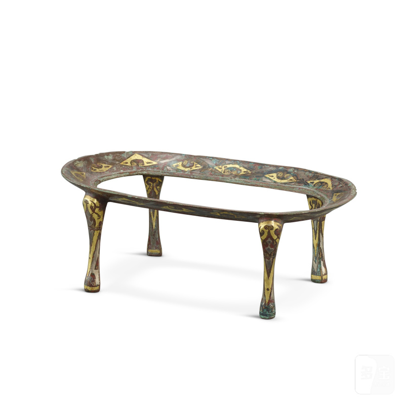 An archaic gold and silver-inlaid bronze 'geometric' cup stand, Western Han dynasty | 西漢 銅錯金銀幾何紋羽觴杯四足架 - 图2